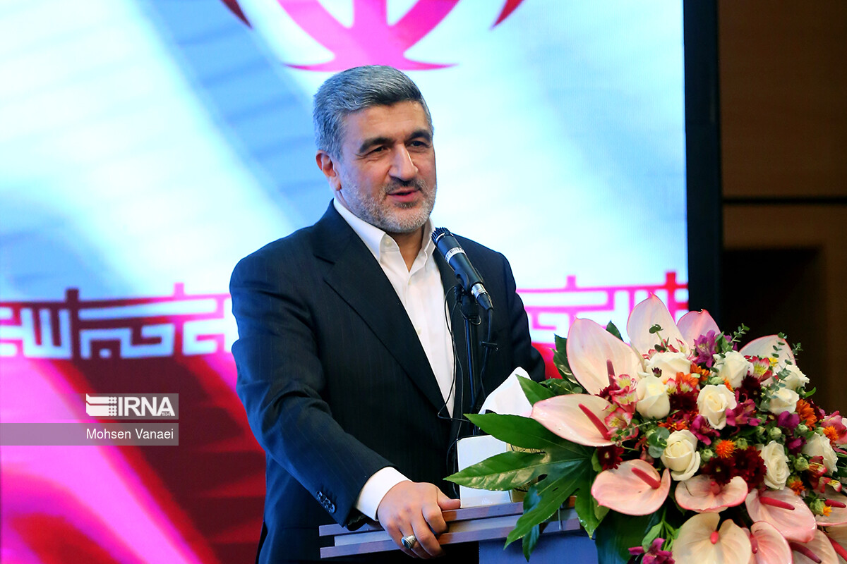 شرکت‌های نفت و گاز در بورس عرضه و تکلیف سهام عدالت مشخص شود