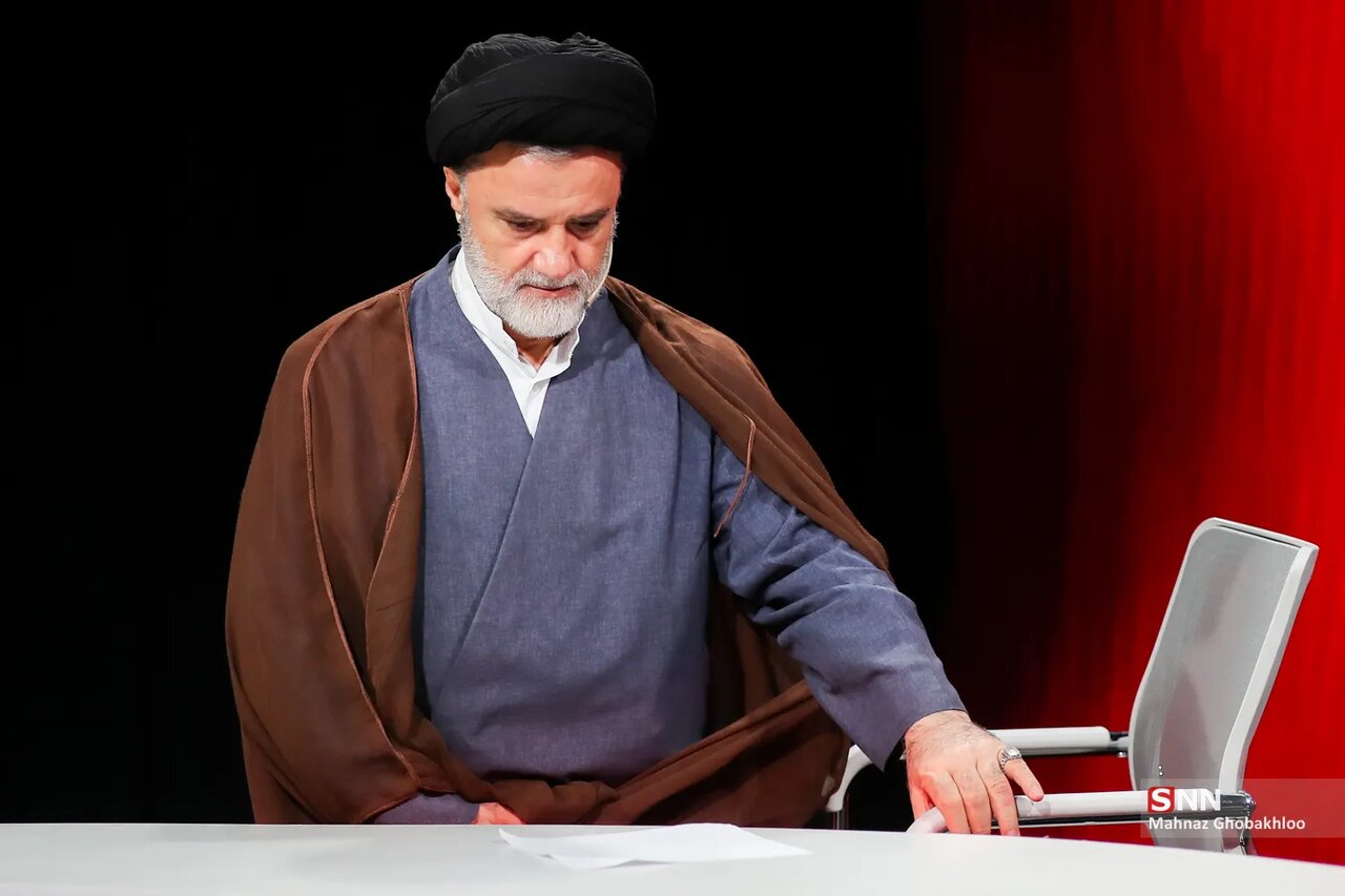 روزنامه اصولگرا: حرفهای نبویان نگاه مردم به مدیریت رهبرانقلاب را مخدوش می کند