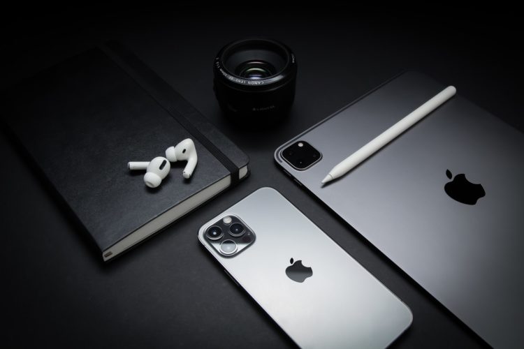چرا اپل (AAPL) هوش مصنوعی خود را به دستگاه ها، خدمات و سیری گره می زند؟