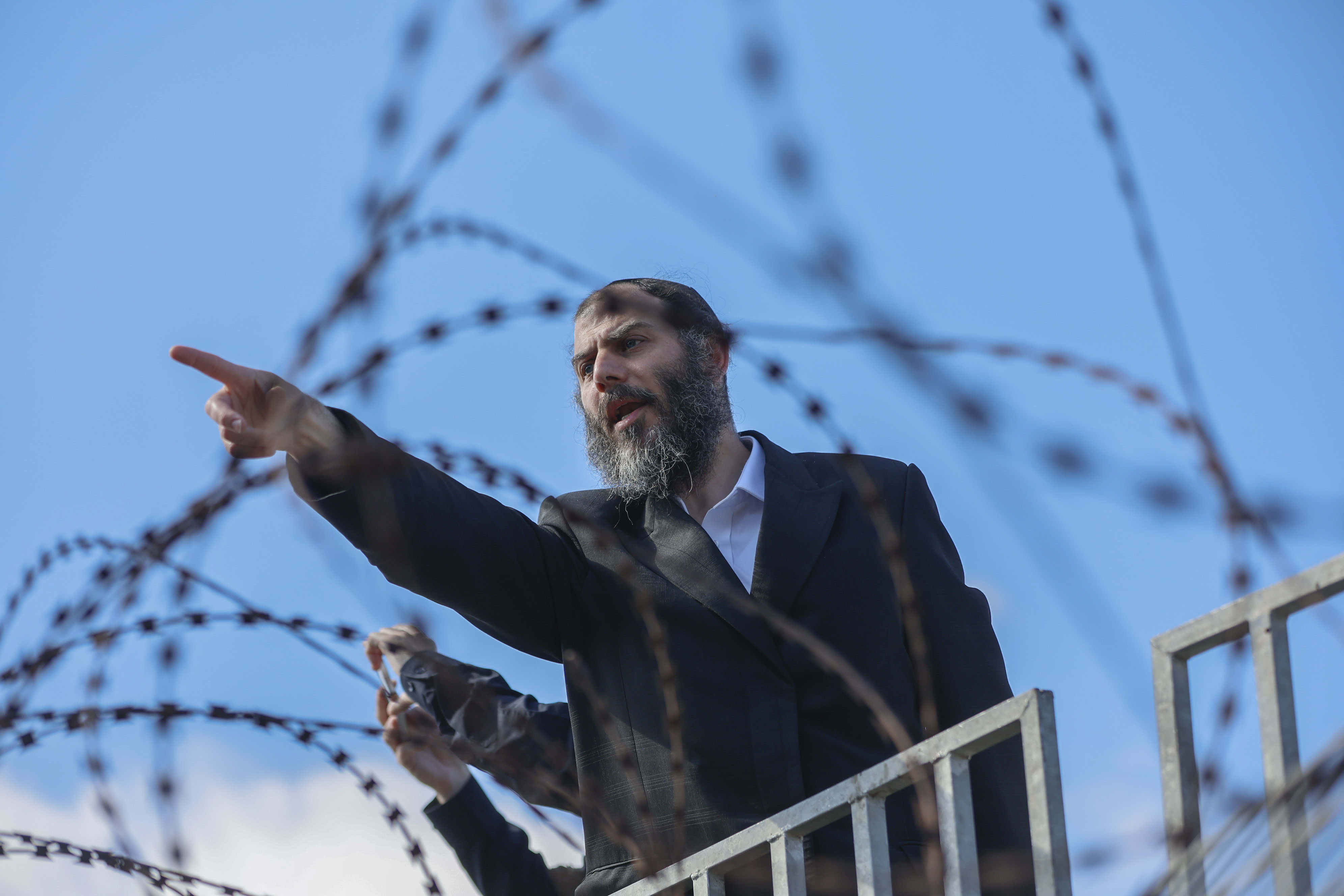 "گروگان های سولبرگ را آزاد کنید": درگیری سربازان و معترضان حریدی در خارج از زندان نظامی 10