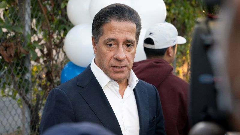 آلبرتو کاروالیو، ناظم مدرسه لس آنجلس، پس از جستجوی FBI و ماه ها مرخصی با حقوق استعفا داد.