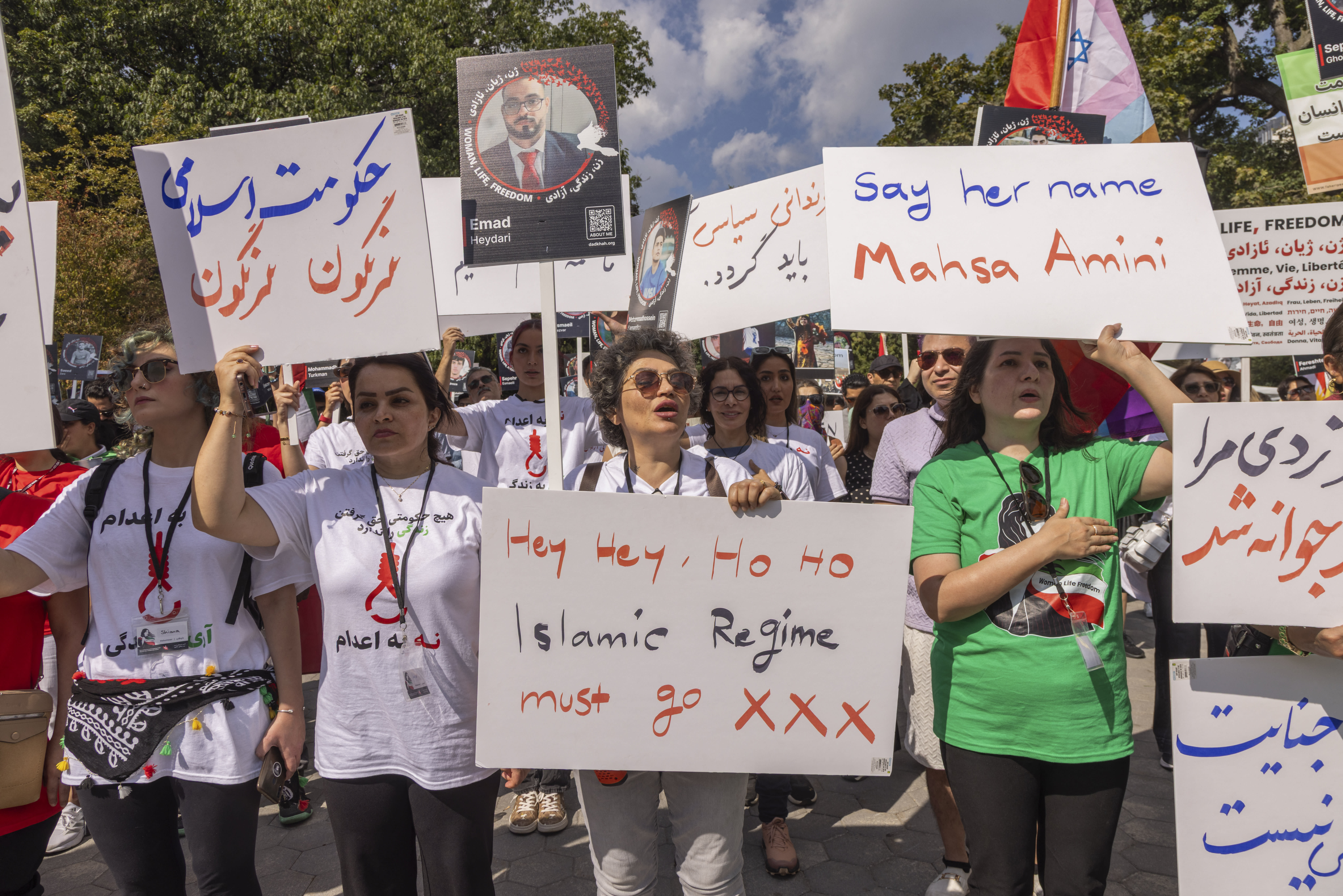 رژیم ایران مقبره قربانیان تظاهرات را هدف قرار می‌دهد تا شواهد سرکوب را پاک کند