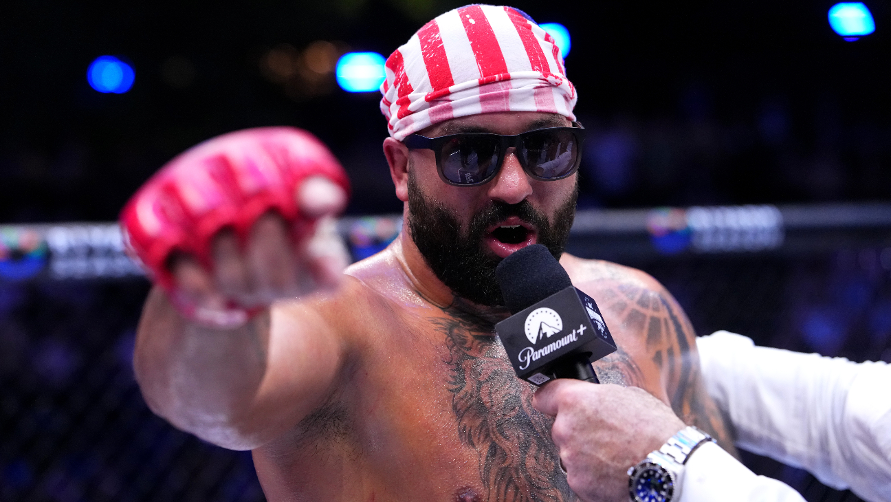 جاش هوکیت، مبارز UFC می‌گوید «مرد» خواندن میشل اوباما به معنای «تمجید» بود.