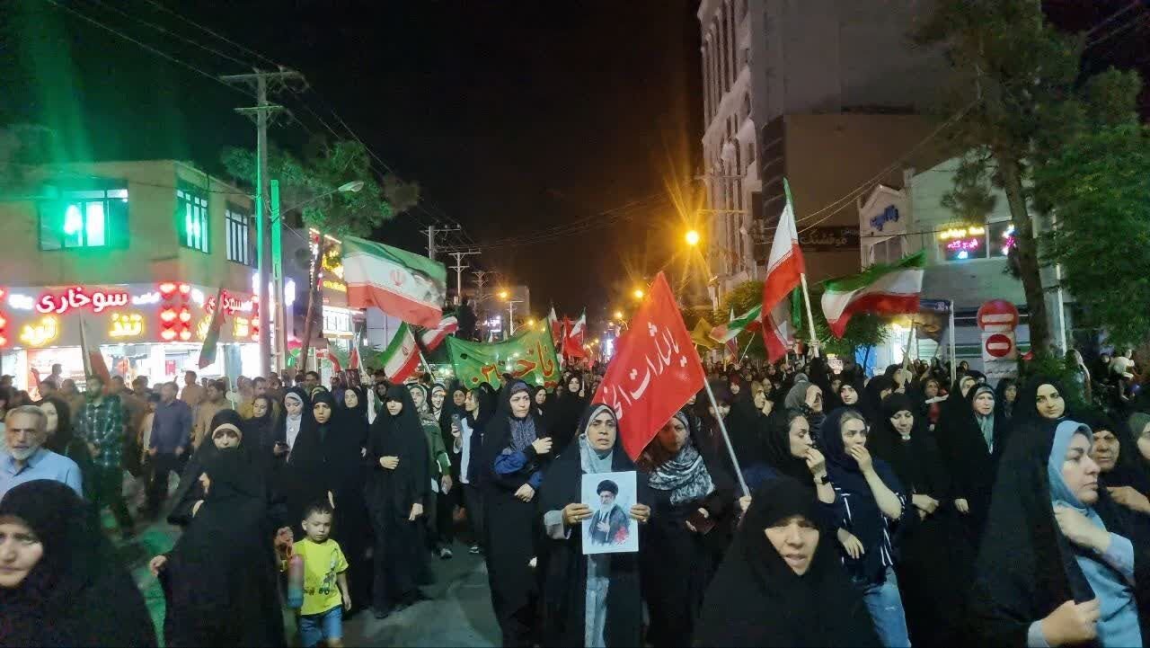 عزاداران حسینی غرق در سوگ علمدار کربلا در ساوه