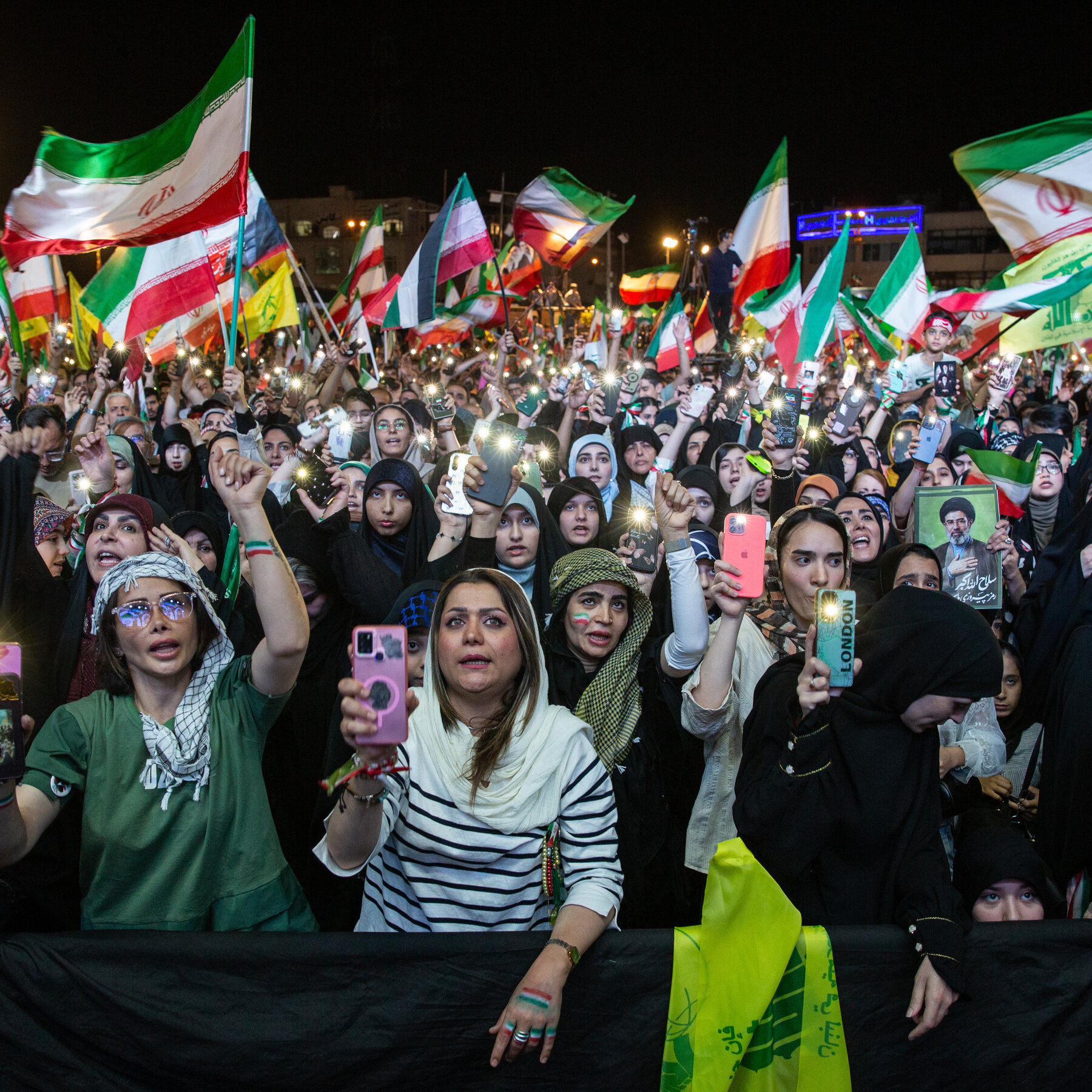 وفاداران ایران ناسیونالیسم گسترده تری را ترویج می کنند که شامل زنان بی حجاب نیز می شود