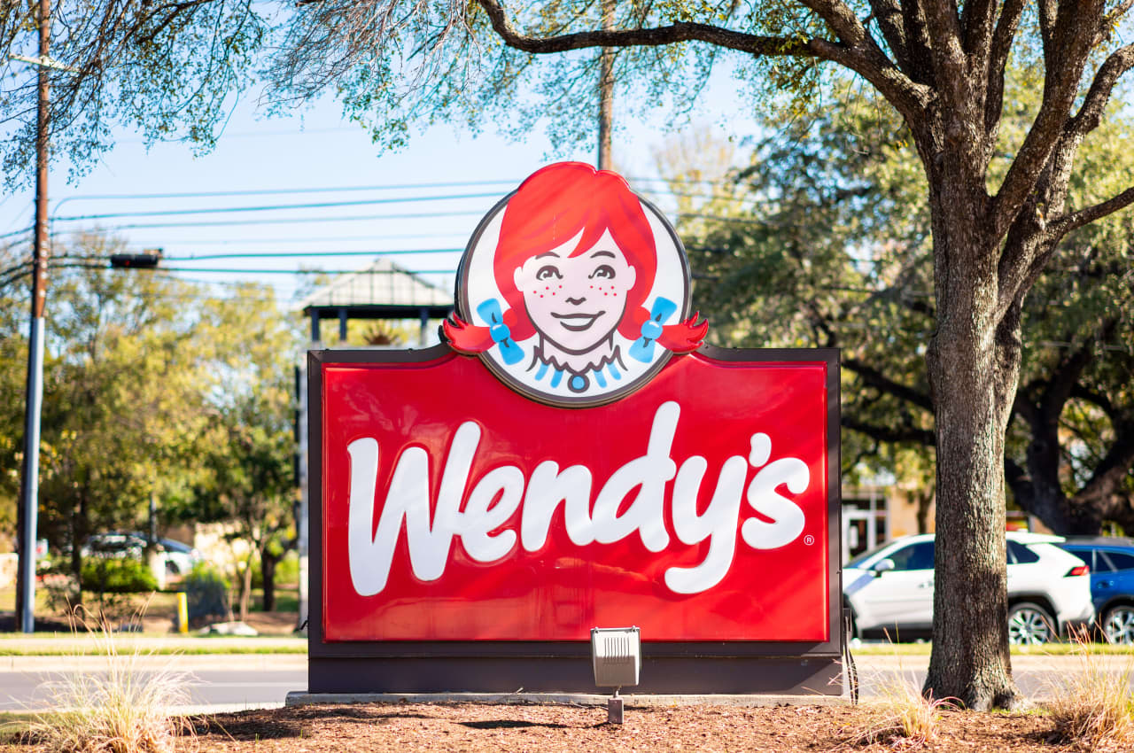 آیا Wendy's سهام میم بعدی است؟ معامله گران روزمره در تلاش برای "نجات" زنجیره فست فود هستند.