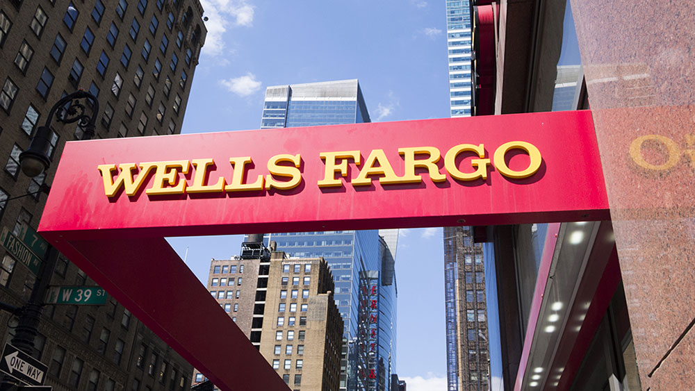 چگونه بال های خود را با استفاده از گزینه های موجود در سهام Wells Fargo باز کنید