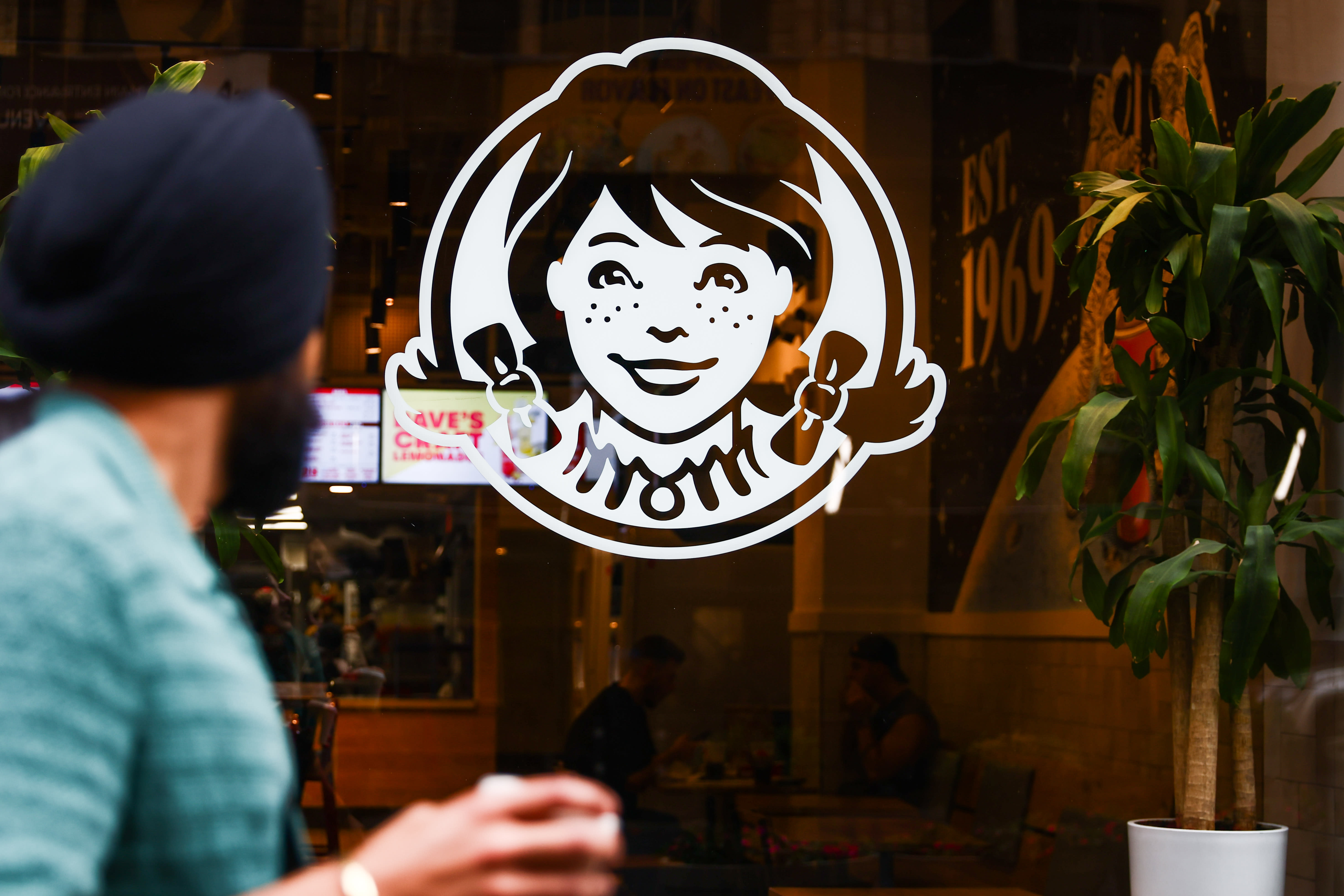 پس از پست ویروسی Reddit، استخدام رهبری، سهام Wendy در یک تجمع میم مانند افزایش یافت