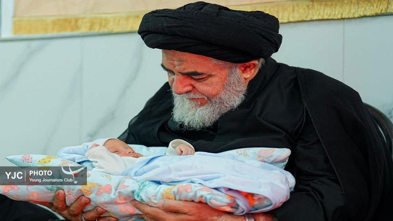 جاری شدن اذان و اقامه در گوش عباس شهید عباس اسدی توسط تولیت مسجد مقدس جمکران