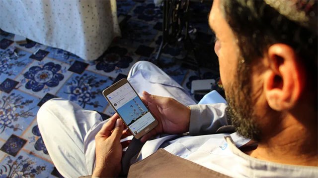 دولت طالبان افغانستان گوشی های هوشمند را برای مقامات دولتی ممنوع کرد