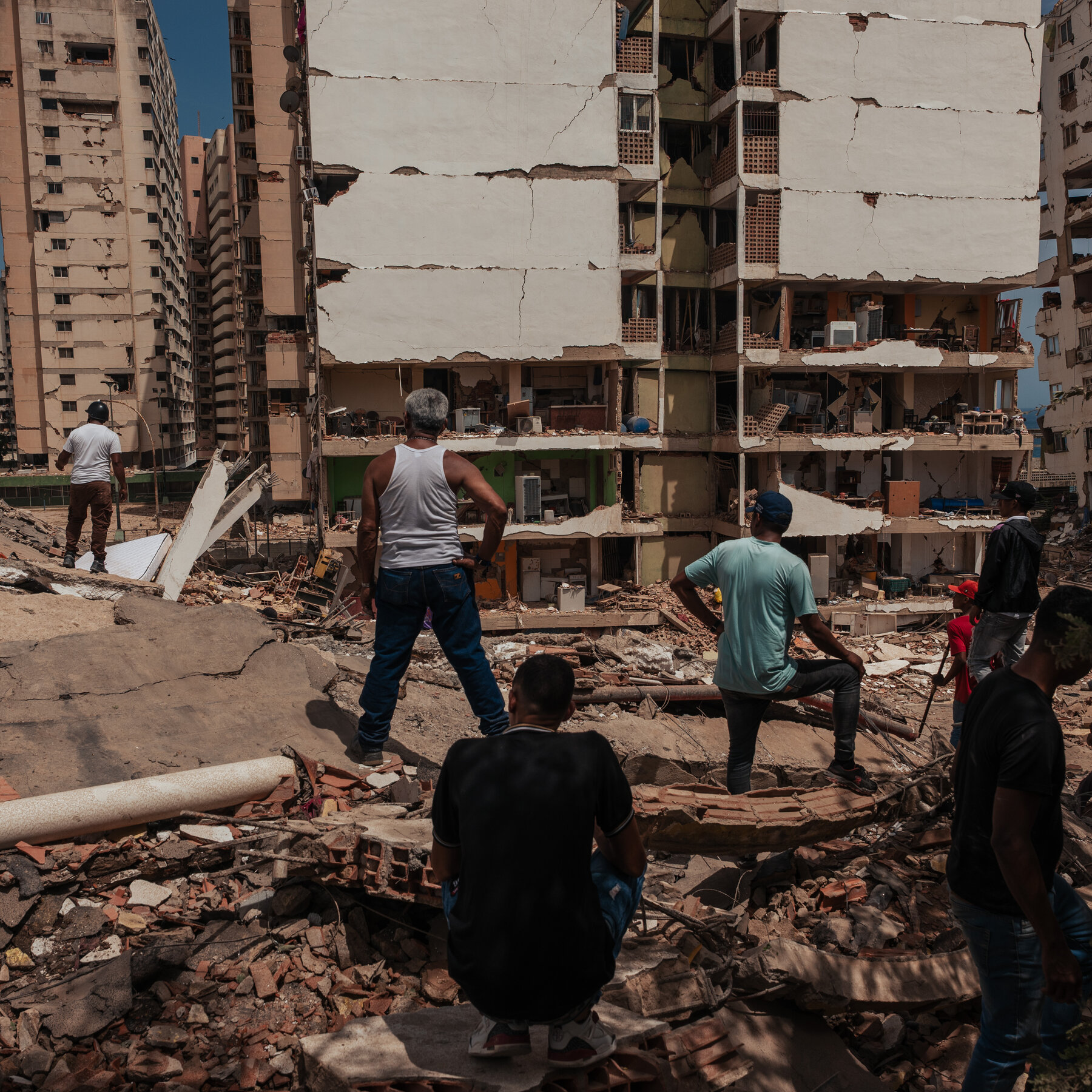 او به ونزوئلا بازگردانده شد و دوباره شروع به کار کرد. سپس Quakes Hit.
