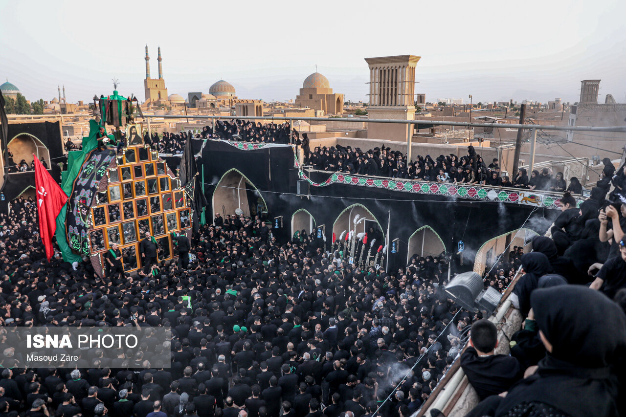 آیین نخل برداری عصر عاشورا - حسینیه «شاه‌ ابوالقاسم» یزد