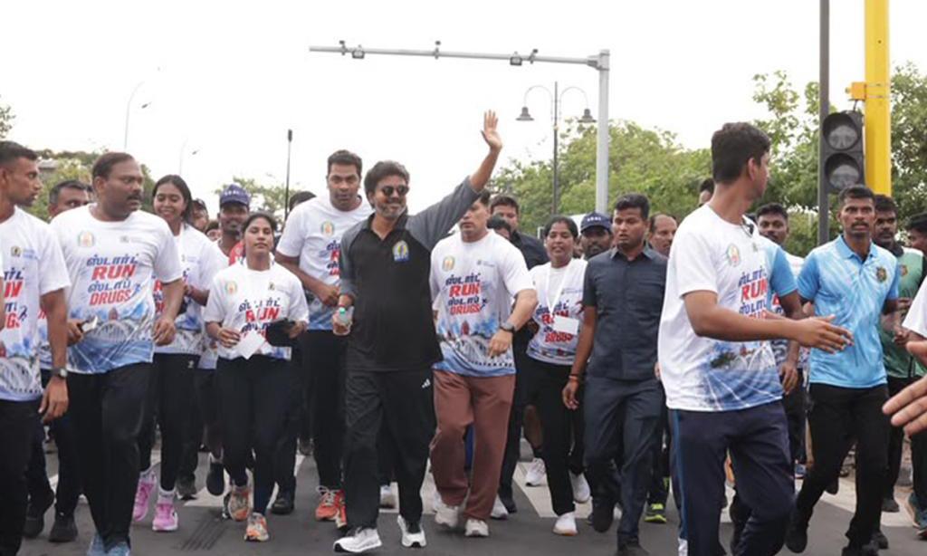 Vijay پرچم ماراتن مبارزه با مواد مخدر، دویدن با شرکت کنندگان به مدت 6 کیلومتر