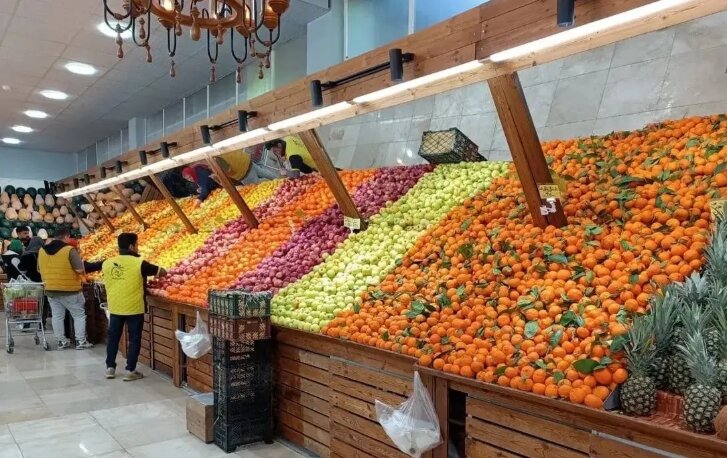 عکس/ نمایی از یک میوه‌فروشی در تهران؛ تابستان ۱۳۵۳