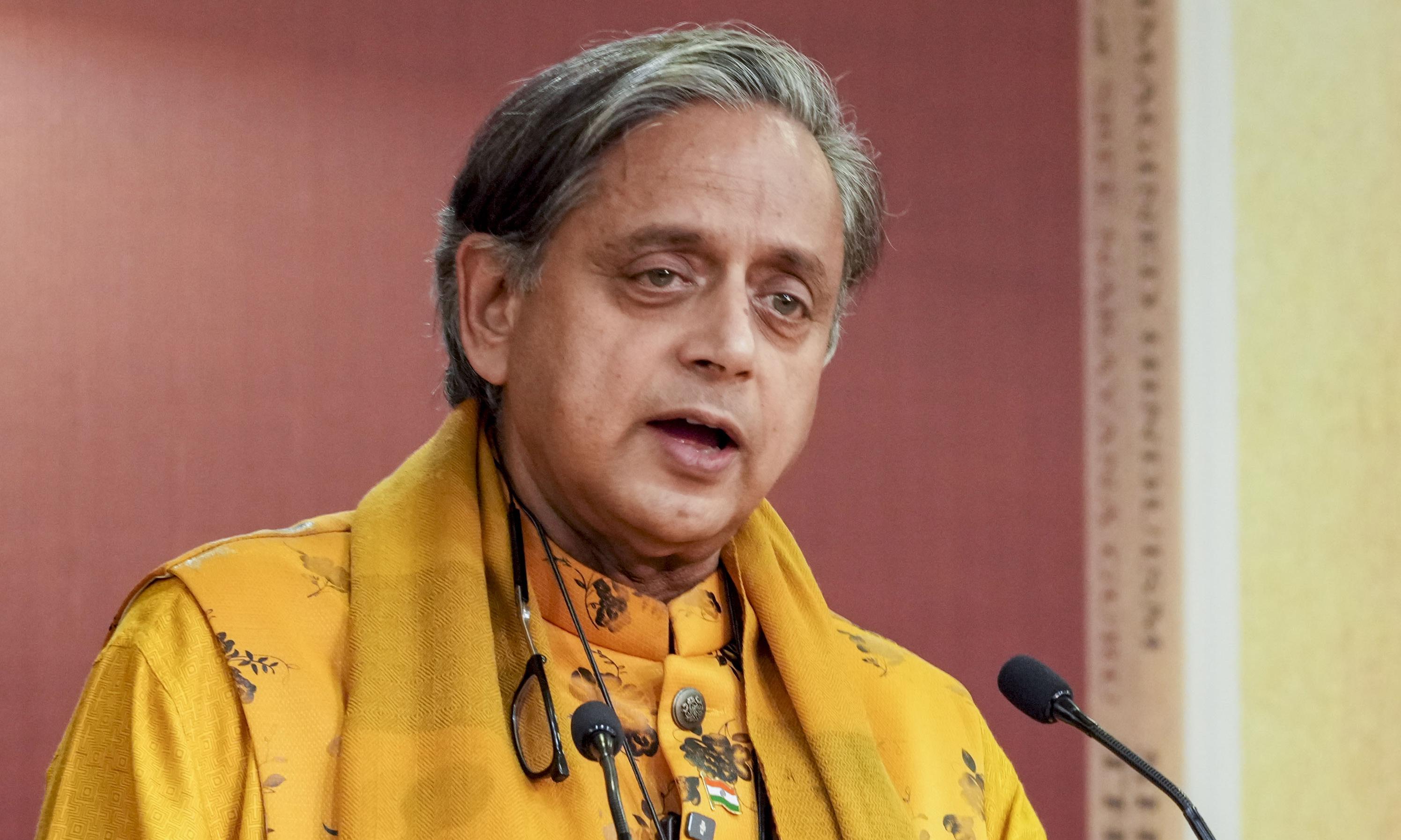 Tharoor خواستار تغییر قانونی برای پذیرش پاسپورت Aadhaar به عنوان مدرک شهروندی شد