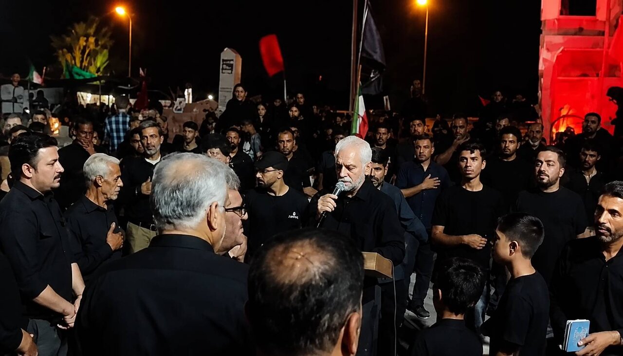 حسین فخری رسم شهید جهان آرا را تکرار کرد | مداح معروف این بار بر مزار شهدای میناب خواند + ویدئو