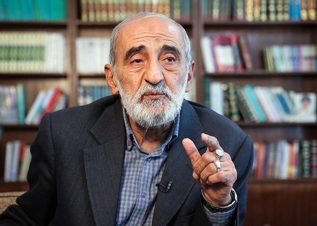 حسین شریعتمداری: یک جریان فکری انقلابی می خواهد رهبر انقلاب را فاقد قدرت معرفی کند