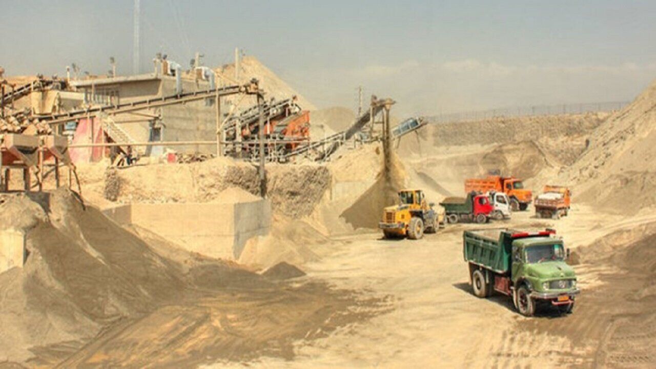 معدن‌های غرب شیراز، تهدیدی برای آرامش شهری یا ضرورتی عمرانی؟