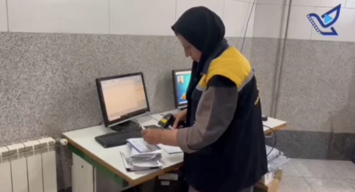 خدمتی فراتر از نامه؛ روایت بانوی پستچیِ البرزی در جاده‌های روستایی+ فیلم