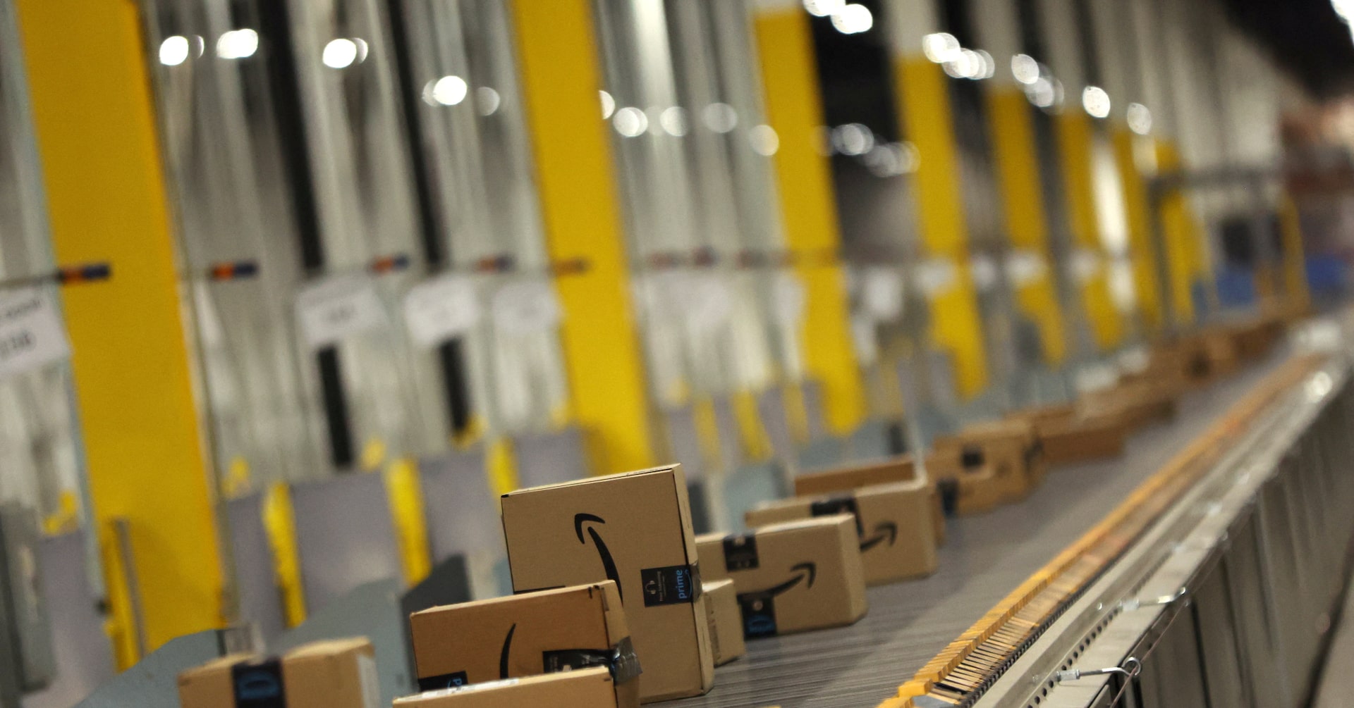 Amazon Prime Day نگاهی اجمالی به مصرف کنندگان آمریکایی ارائه می دهد، زیرا خریداران با کیف پول های گیر کرده حرکت می کنند.