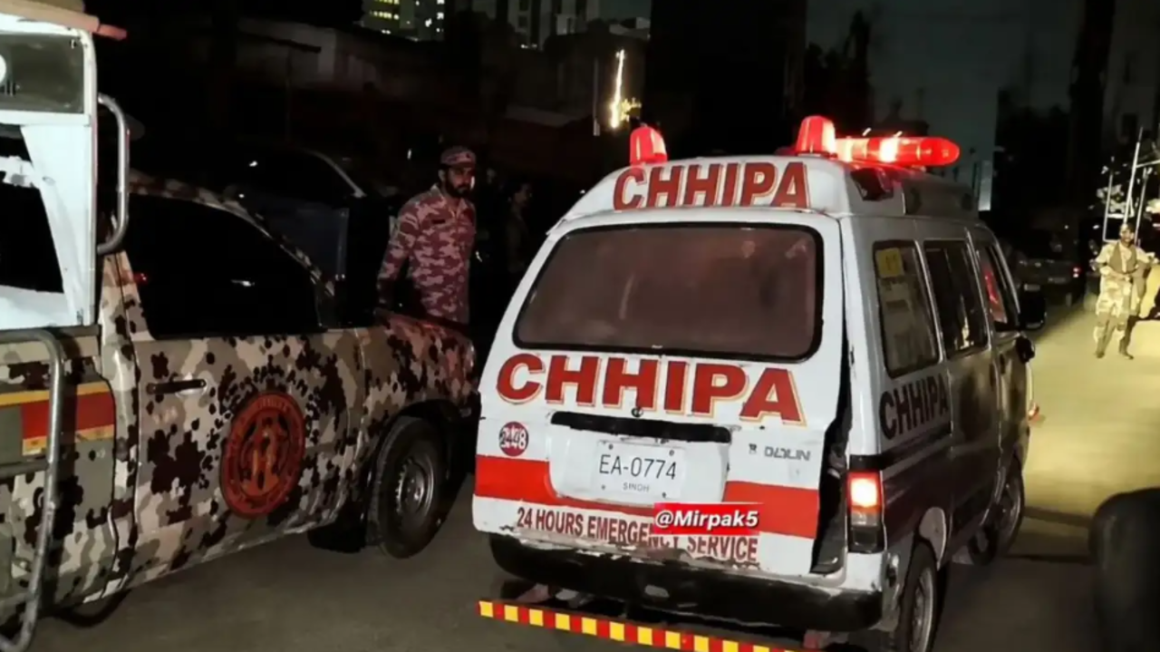 شش تروریست کشته شدند، یک نفر دستگیر شد. 4 سرباز مرده - آنچه در مورد حمله مرگبار پایگاه تکاوران کراچی می دانیم
