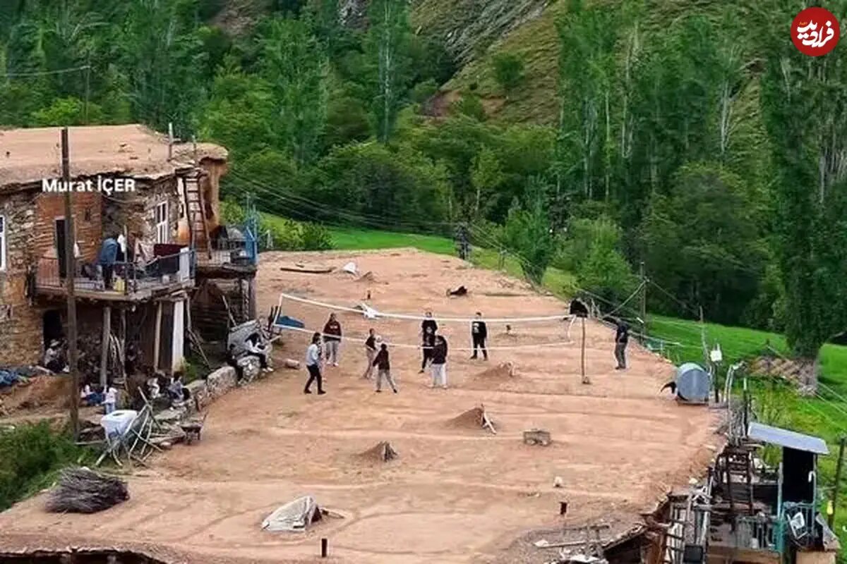 ببینید | زمین والیبال روی بام خانه‌ها ؛ شگفتی یک روستا در ترکیه
