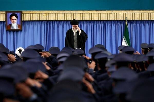 فیلم/ حضور رهبر شهید انقلاب در جمع فرماندهان ارتش