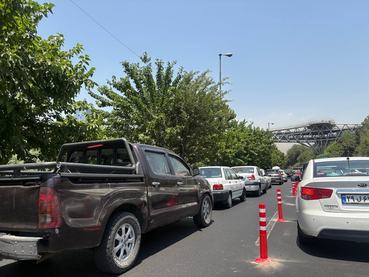 علت ایجاد موانع موقت و جدید در معابر و بزرگراه‌های تهران چیست؟