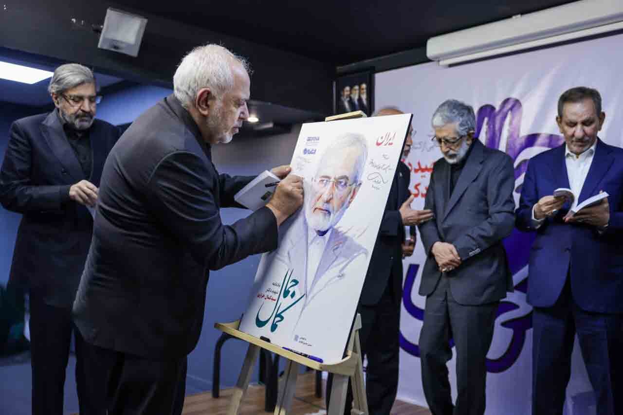 تصویری خاص از ظریف و حدادعادل در کنار یکدیگر در مراسم رسمی