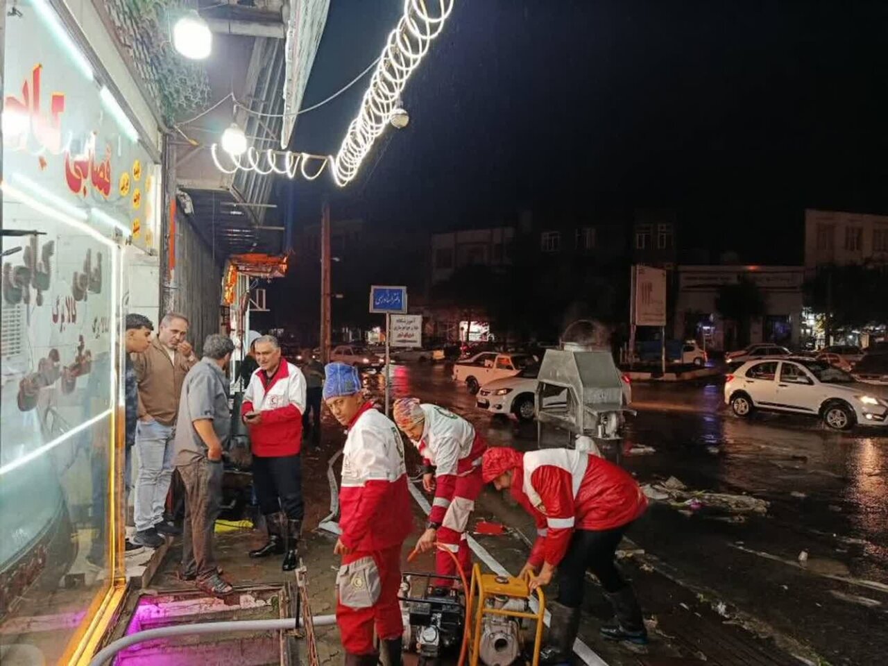امدادرسانی هلال‌احمر به حادثه‌دیدگان سیلاب در مشگین‌شهر