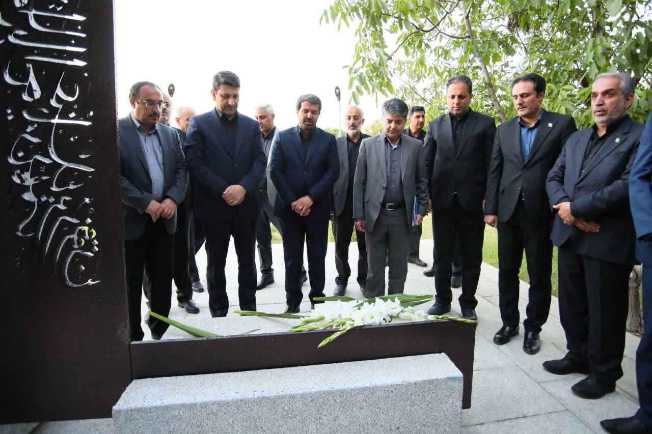 ادای احترام وزیر ارتباطات به مقام شامخ شهدای همدان