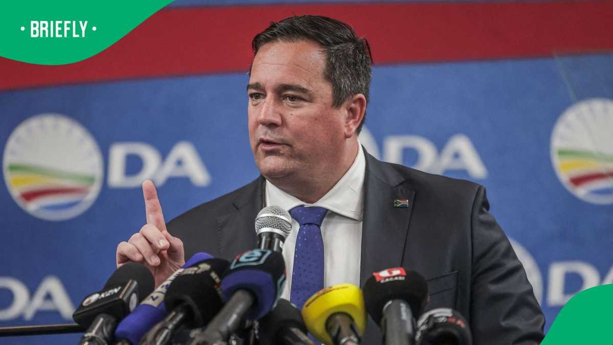 "از نظر آماری نادرست": Steenhuisen ادعاهای "نسل کشی سفیدها" در DC را به چالش می کشد