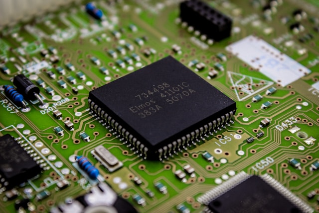 AMD (AMD) 2 میلیارد پوند به بریتانیا اختصاص داد و به ساخت دو ابررایانه هوش مصنوعی در کمبریج کمک کرد.