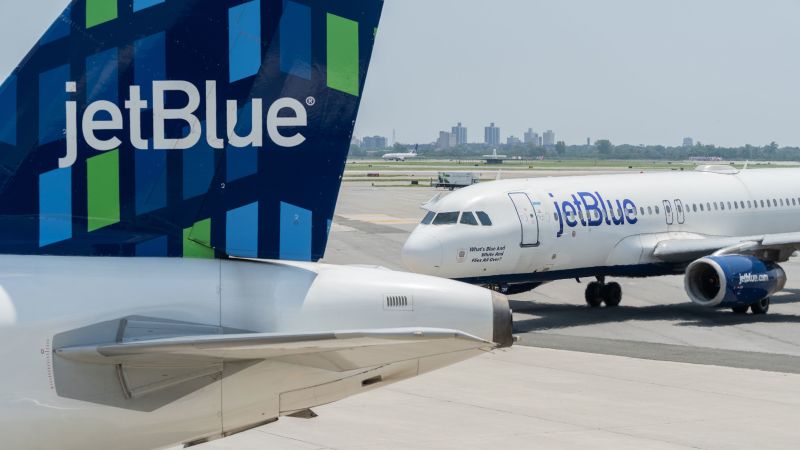 خلبان JetBlue گزارش می دهد که یک پهپاد در حال فرود در فرودگاه بین المللی JFK مورد اصابت قرار گرفته است