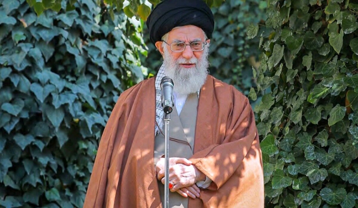 قابی تاریخی از شهید بهشتی و رهبر شهید انقلاب در یک جلسه + عکس