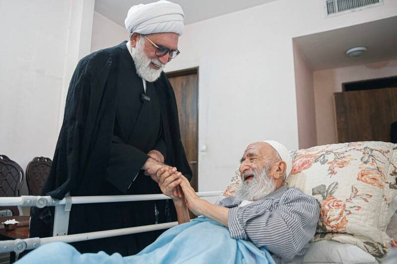 عیادت حجت‌الاسلام‌ مروی از حجت‌الاسلام راشد یزدی به نمایندگی از رهبر انقلاب