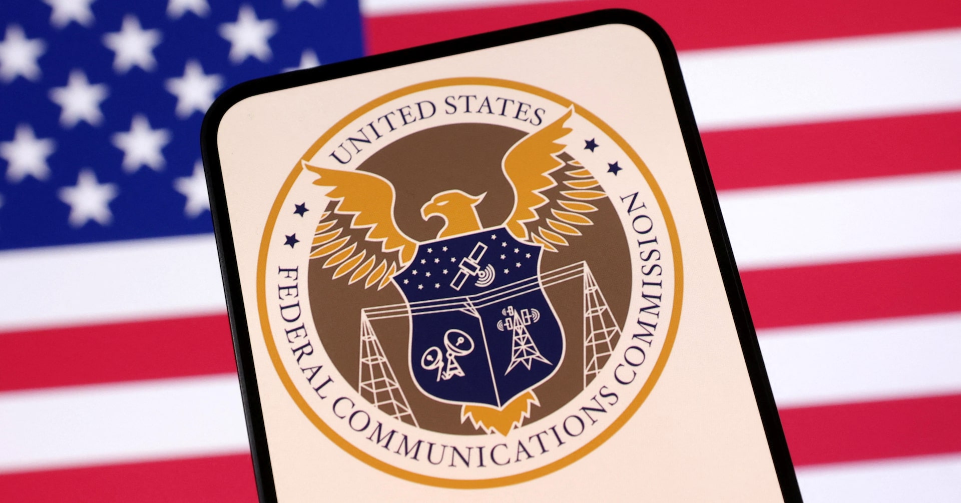 FCC می گوید به سمت حراج طیف بی سیم میان باند در سال 2027 حرکت خواهد کرد