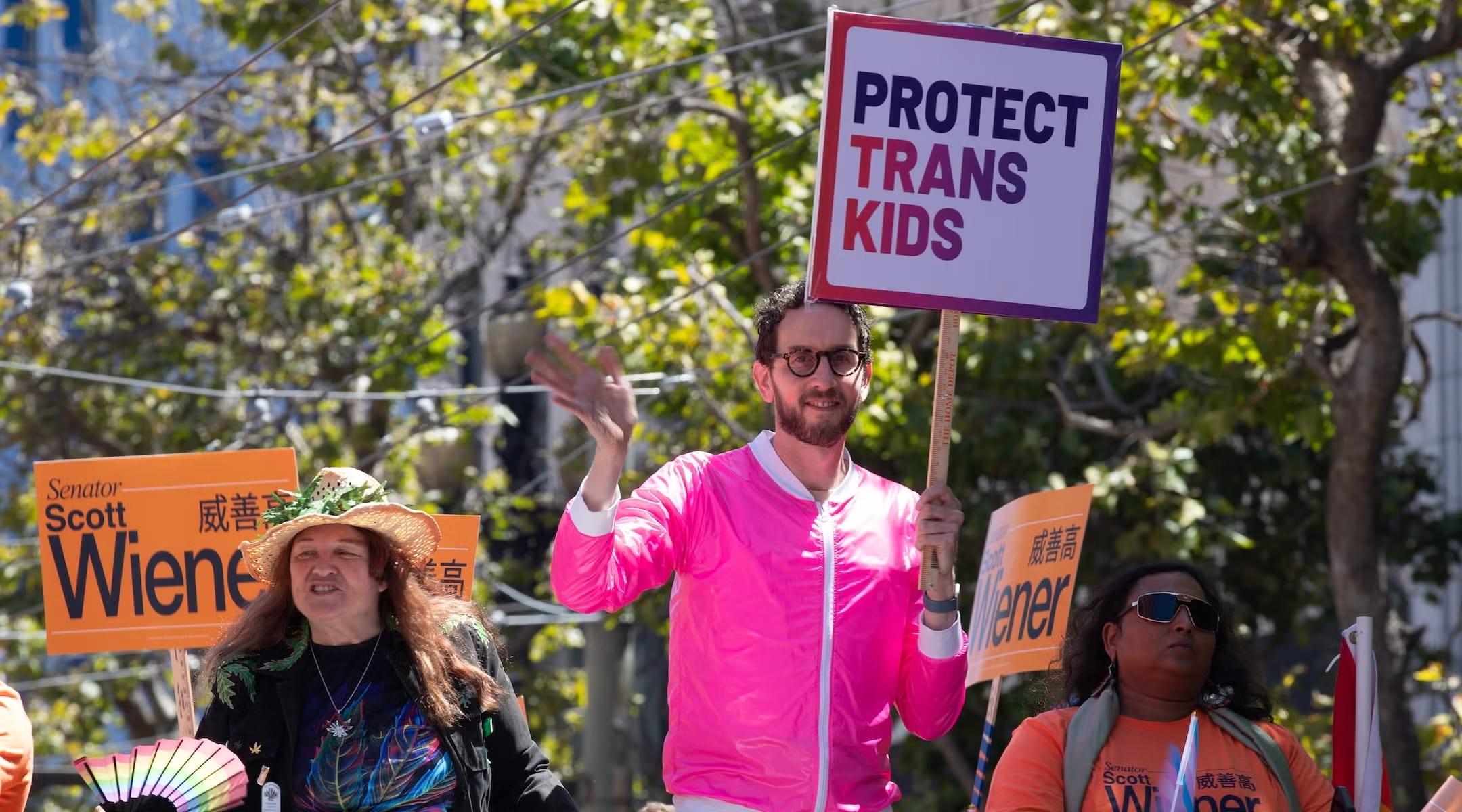 سانفرانسیسکو ترانس مارس آزار و اذیت اسکات وینر، سیاستمدار یهودی LGBTQ را کم اهمیت جلوه می دهد.