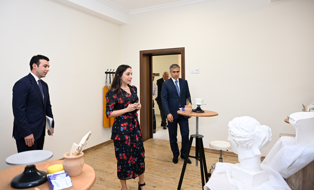 بازدید لیلا علیوا معاون بنیاد حیدر علی اف از مدرسه هنری شهر شکی (عکس)