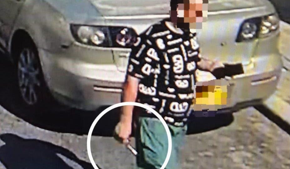 پلیس: مردی پس از تلاش برای چاقو زدن به افسر کشته شد، انگیزه آن مشخص نیست