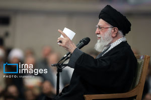 لحظاتی منتشر نشده از دیدارهای صمیمانه خانوادههای معظم شهدا با رهبر شهید انقلاب