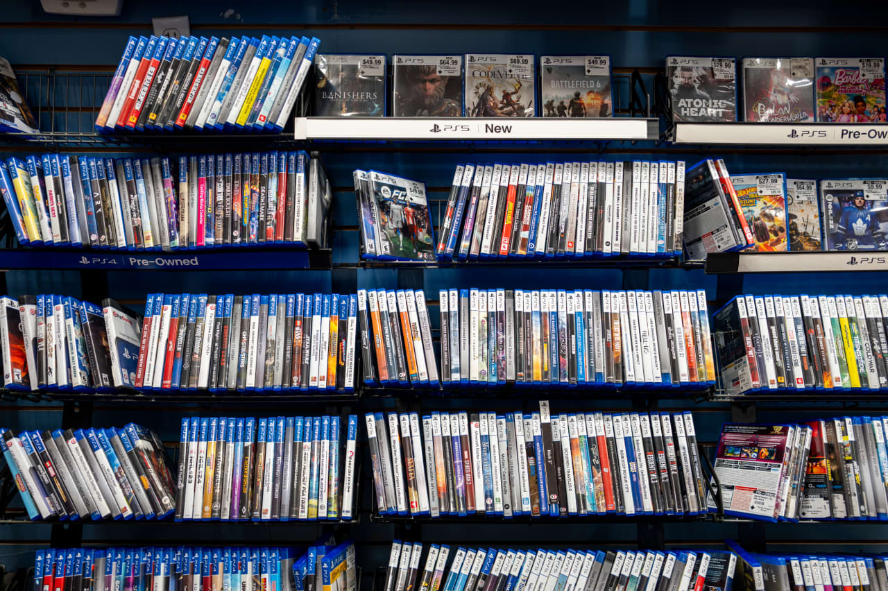 چند روز پس از اعلام پایان دوران دیسک توسط سونی، گیمر در GameStop دیسک های فیزیکی 1000 دلاری معامله می کند.