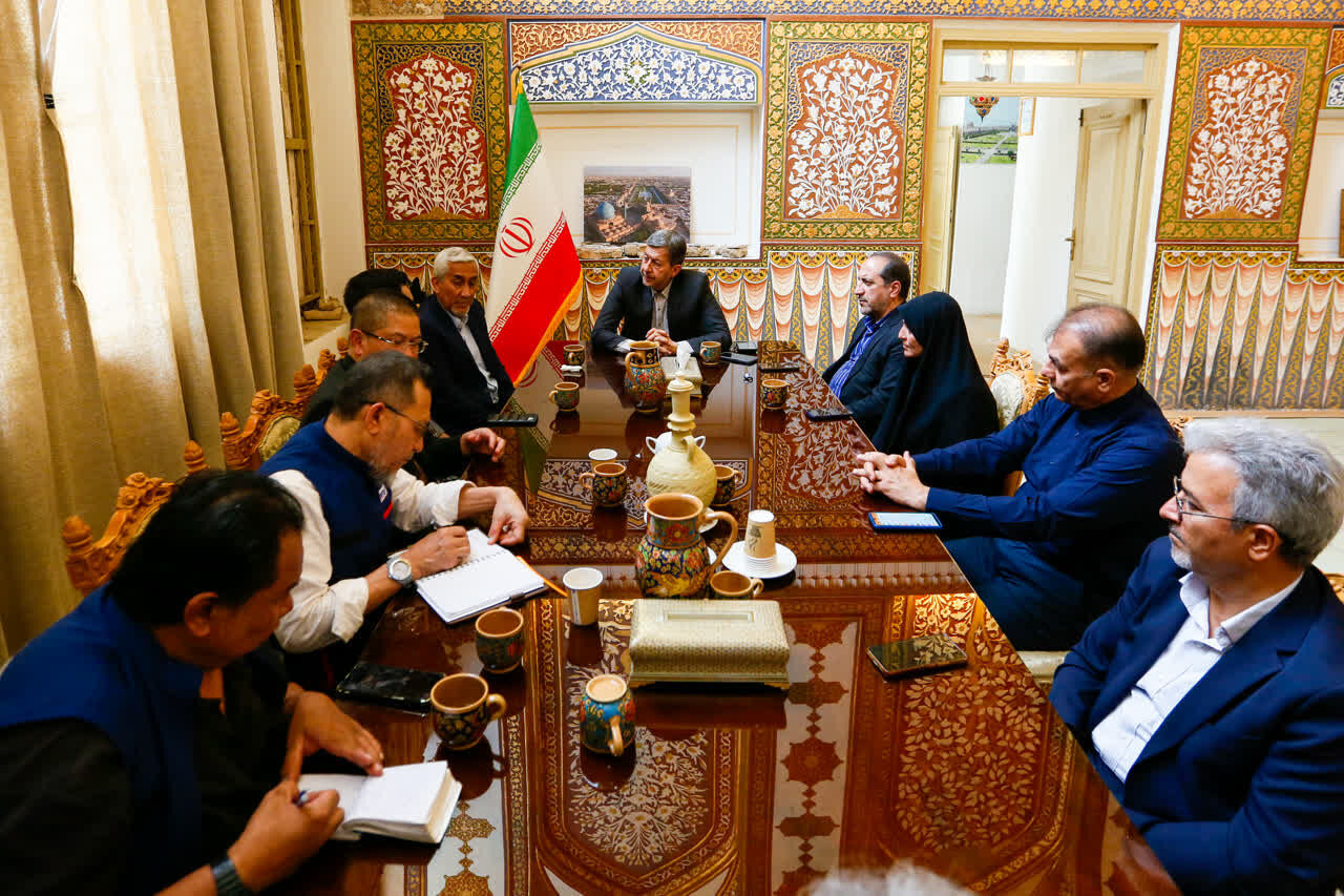 استاندار اصفهان بر اجرای طرحهای مشترک بازسازی با انجمن امداد پزشکی مالزی تأکید کرد