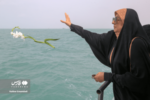 فارس | ایرانیان سقوط هواپیمای 655 آمریکا را با ادای احترام به گل نشان دادند