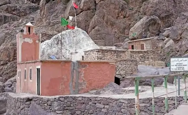 اینجا زیارتگاه «پادشاه جنها» است
