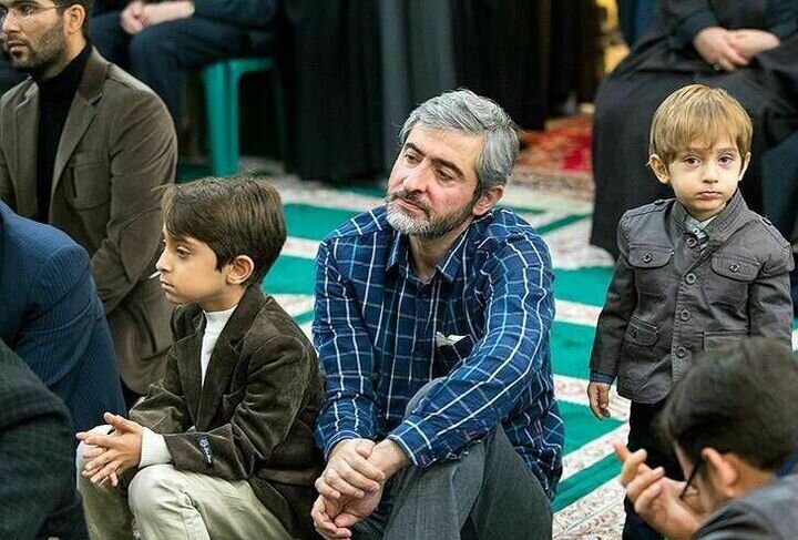 عکس | داماد شهید رهبری دکتر مصباح الهدی باقری به همراه همسر و فرزندانشان در کنار آبمیوه فروشی خیابان کارگر