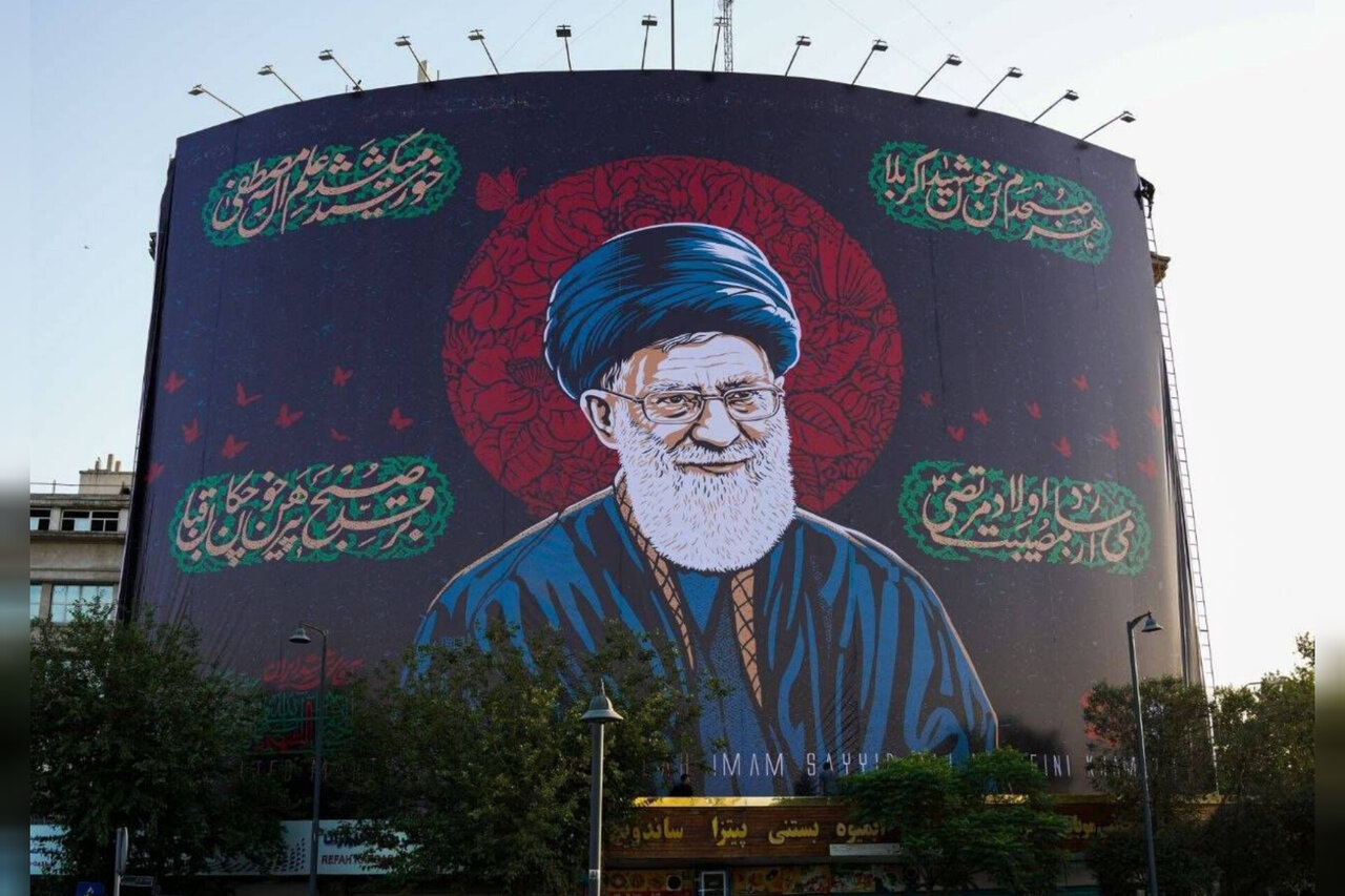 طرحی از رهبر شهید بر دیوارنگاره میدان راهآهن