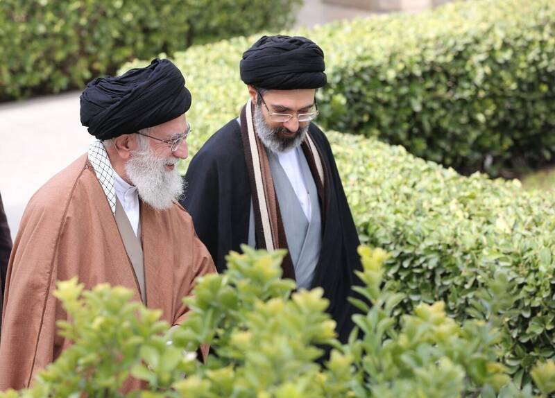 شاعر عراقی: ای رهبر دستور بده تا کار دشمن صهیونیست را یکسره کنیم!