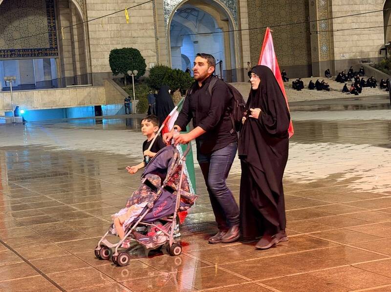 حضور خانواده ها با فرزندان در مراسم وداع امام شهید