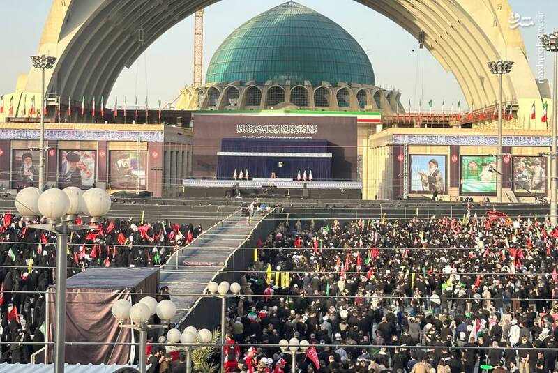 عکس/ حیاط مصلی تهران مملو از جمعیت رهروان امام شهید
